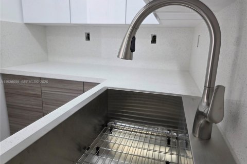 Condo in Miami Beach, Florida, 1 bedroom  № 1996349 - photo 4