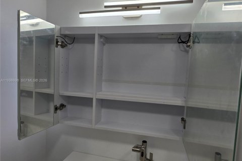 Condo in Miami Beach, Florida, 1 bedroom  № 1996349 - photo 15