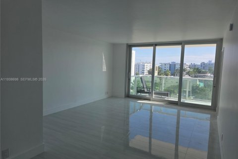 Condo in Miami Beach, Florida, 1 bedroom  № 1996349 - photo 7
