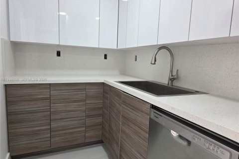 Condo in Miami Beach, Florida, 1 bedroom  № 1996349 - photo 2