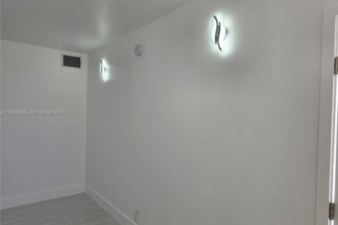 Condo in Miami Beach, Florida, 1 bedroom  № 1996349 - photo 11