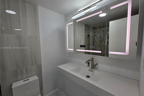 Condo in Miami Beach, Florida, 1 bedroom  № 1996349 - photo 12