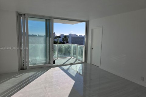 Condo in Miami Beach, Florida, 1 bedroom  № 1996349 - photo 8