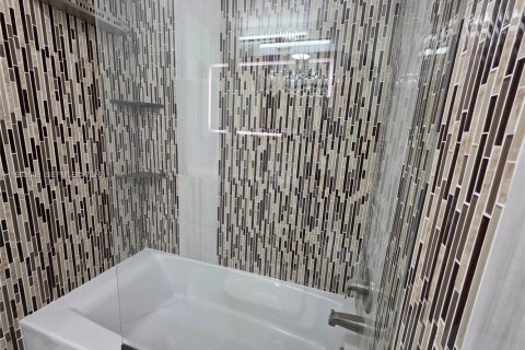 Condo in Miami Beach, Florida, 1 bedroom  № 1996349 - photo 14