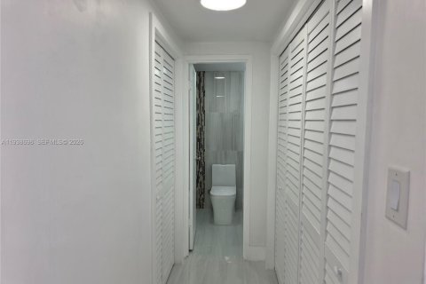 Condo in Miami Beach, Florida, 1 bedroom  № 1996349 - photo 10