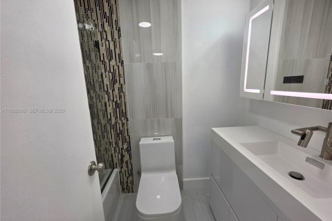 Condo in Miami Beach, Florida, 1 bedroom  № 1996349 - photo 13