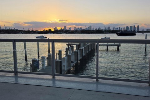 Condo in Miami Beach, Florida, 1 bedroom  № 1996349 - photo 25