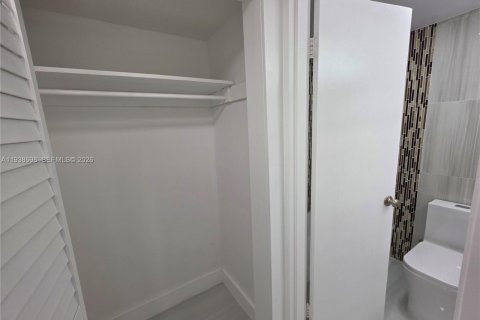 Condo in Miami Beach, Florida, 1 bedroom  № 1996349 - photo 16