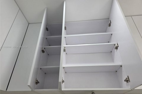 Condo in Miami Beach, Florida, 1 bedroom  № 1996349 - photo 17