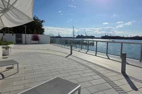 Condo in Miami Beach, Florida, 1 bedroom  № 1996349 - photo 21