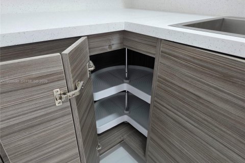 Condo in Miami Beach, Florida, 1 bedroom  № 1996349 - photo 5