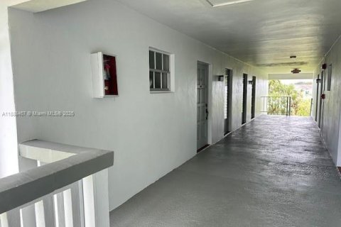 Condo in Hollywood, Florida, 1 bedroom  № 1942315 - photo 2