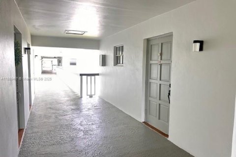 Condo in Hollywood, Florida, 1 bedroom  № 1942315 - photo 4