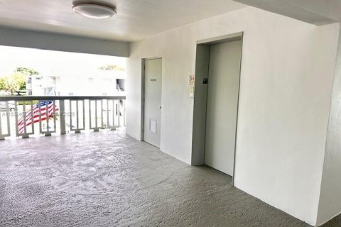 Condo in Hollywood, Florida, 1 bedroom  № 1942315 - photo 30