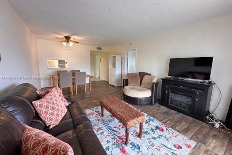 Condo in Hollywood, Florida, 1 bedroom  № 1942315 - photo 21