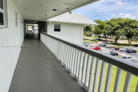 Condo in Hollywood, Florida, 1 bedroom  № 1942315 - photo 1
