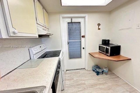 Condo in Hollywood, Florida, 1 bedroom  № 1942315 - photo 5