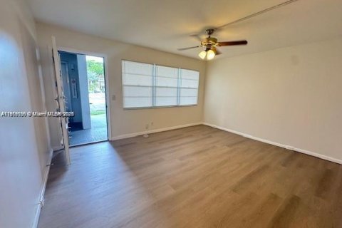 Condominio en venta en Pembroke Pines, Florida, 1 dormitorio, 63.64 m2 № 1975685 - foto 3