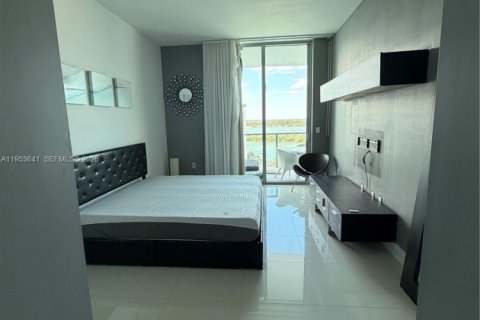 Condo in North Bay Village, Florida, 2 bedrooms  № 2008151 - photo 16