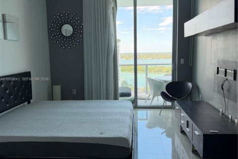 Condo in North Bay Village, Florida, 2 bedrooms  № 2008151 - photo 17