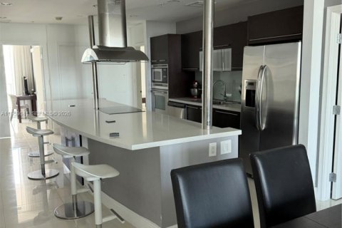 Condo in North Bay Village, Florida, 2 bedrooms  № 2008151 - photo 12