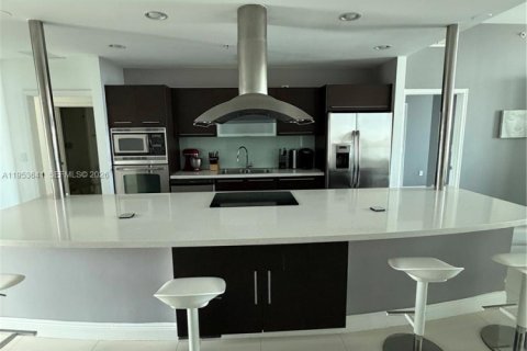 Condo in North Bay Village, Florida, 2 bedrooms  № 2008151 - photo 5