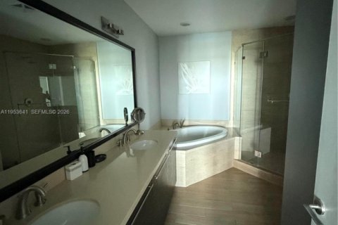 Condo in North Bay Village, Florida, 2 bedrooms  № 2008151 - photo 18