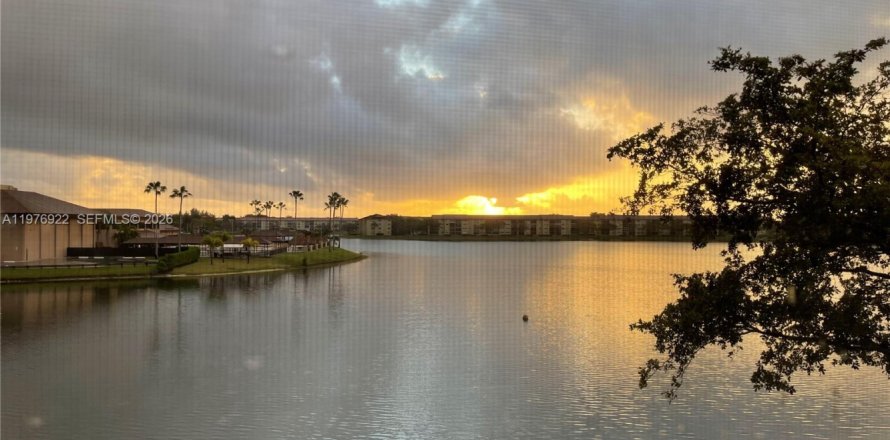Condominio en Pembroke Pines, Florida, 1 dormitorio  № 2078916