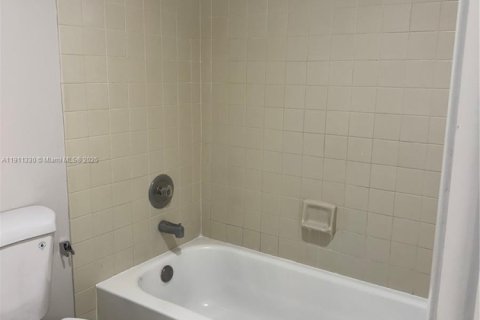 Снять в аренду кондоминиум в Майами, Флорида 2 спальни, 87.24м2, № 1968569 - фото 16