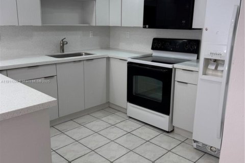 Снять в аренду кондоминиум в Майами, Флорида 2 спальни, 87.24м2, № 1968569 - фото 8