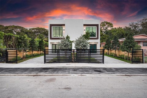 Купить виллу или дом в Майами, Флорида 4 спальни, № 1958173 - фото 10