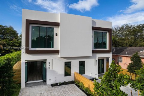 Купить виллу или дом в Майами, Флорида 4 спальни, № 1958173 - фото 2