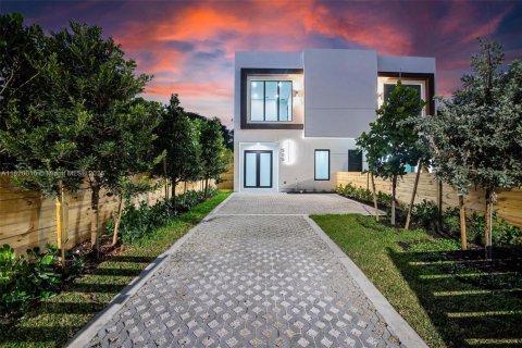 Купить виллу или дом в Майами, Флорида 4 спальни, № 1958173 - фото 5