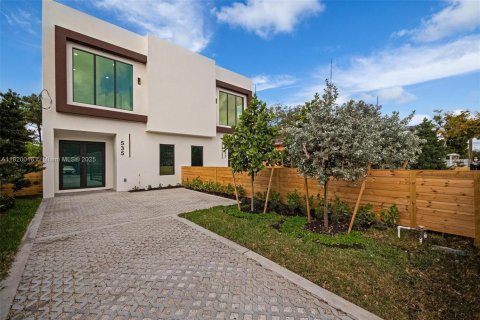 Купить виллу или дом в Майами, Флорида 4 спальни, № 1958173 - фото 3