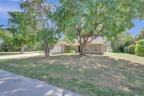 Villa ou maison à vendre à Pompano Beach, Floride: 4 chambres, 225.85 m2 № 1984273 - photo 1