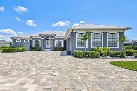 House in Bradenton, Florida 4 bedrooms, 499.81 sq.m. № 2225514 - photo 3
