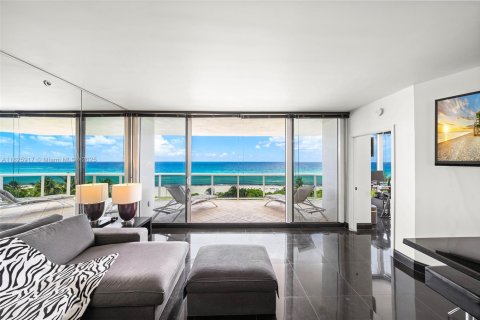 Condo in Miami Beach, Florida, 2 bedrooms  № 1936911 - photo 2