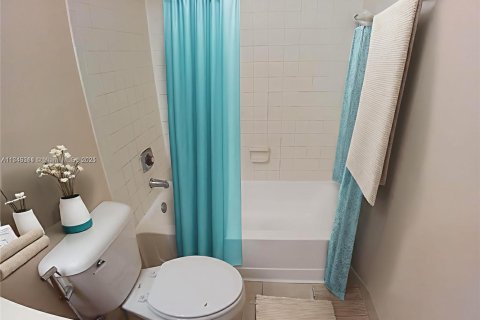 Condominio en venta en Pompano Beach, Florida, 1 dormitorio, 75.53 m2 № 2017296 - foto 8