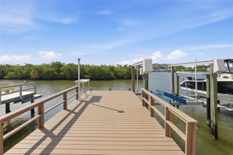 House in Saint Petersburg, Florida 2 bedrooms, 100.8 sq.m. № 2319088