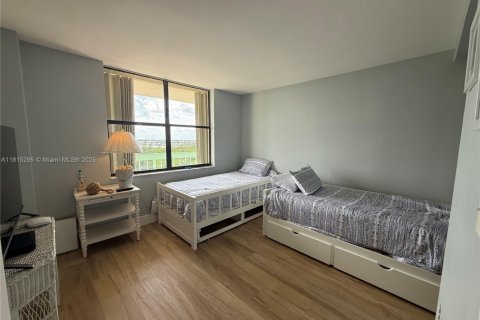 Condo in Jensen Beach, Florida, 2 bedrooms  № 2013080 - photo 5