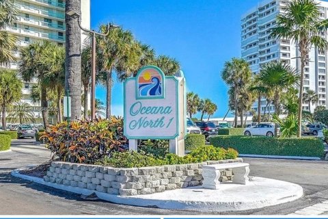 Condo in Jensen Beach, Florida, 2 bedrooms  № 2013080 - photo 13