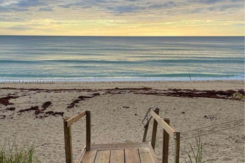 Condo in Jensen Beach, Florida, 2 bedrooms  № 2013080 - photo 8