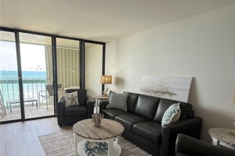 Condo in Jensen Beach, Florida, 2 bedrooms  № 2013080 - photo 3