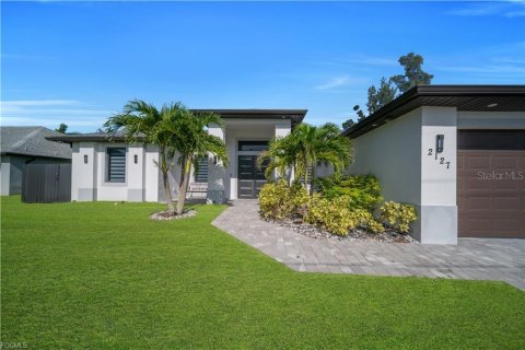 House in Cape Coral, Florida 3 bedrooms, 184.6 sq.m. № 2408405 - photo 2