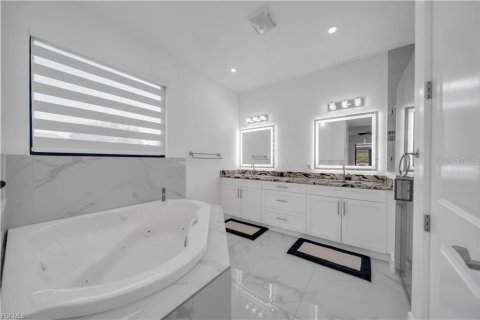 House in Cape Coral, Florida 3 bedrooms, 184.6 sq.m. № 2408405 - photo 26