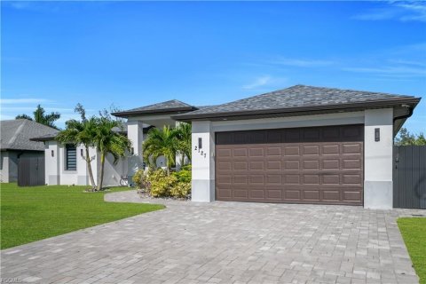 House in Cape Coral, Florida 3 bedrooms, 184.6 sq.m. № 2408405 - photo 6