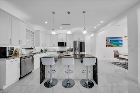 House in Cape Coral, Florida 3 bedrooms, 184.6 sq.m. № 2408405 - photo 12