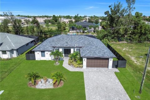 House in Cape Coral, Florida 3 bedrooms, 184.6 sq.m. № 2408405 - photo 4