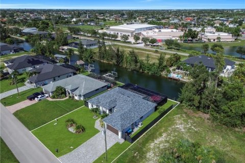 House in Cape Coral, Florida 3 bedrooms, 184.6 sq.m. № 2408405 - photo 3