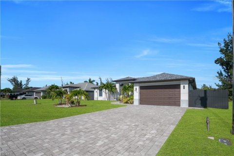 House in Cape Coral, Florida 3 bedrooms, 184.6 sq.m. № 2408405 - photo 5